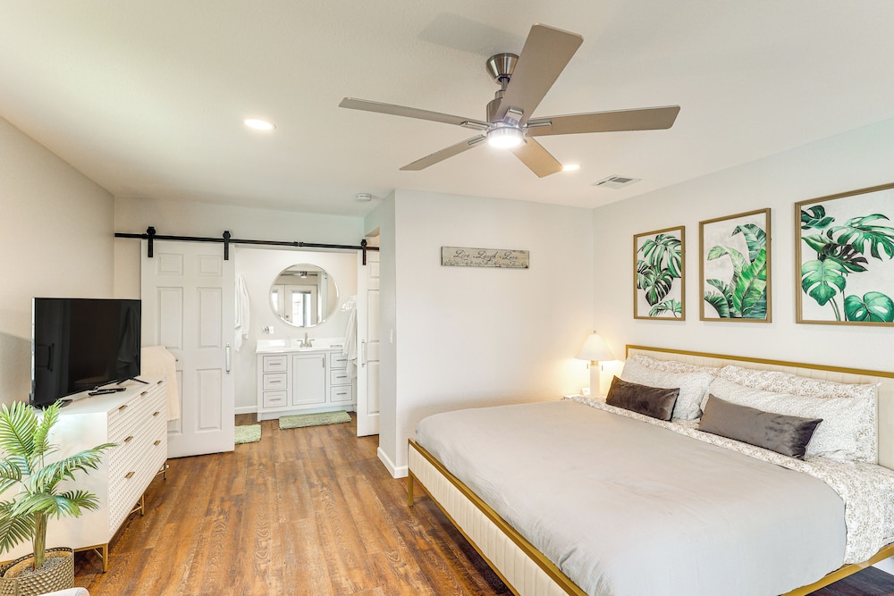 Casita + Chef's Kitchen: Lake Havasu Desert Oasis