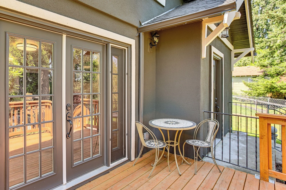 2 Mi to Dtwn Tacoma: Charming Home w/ Deck & Yard!