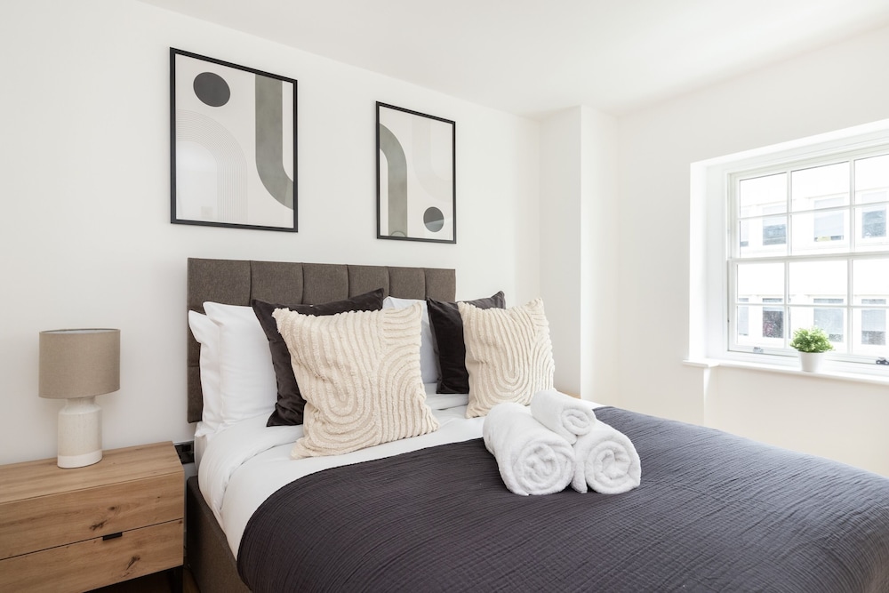 Modern 2BR 2BA with Balcony by Soho