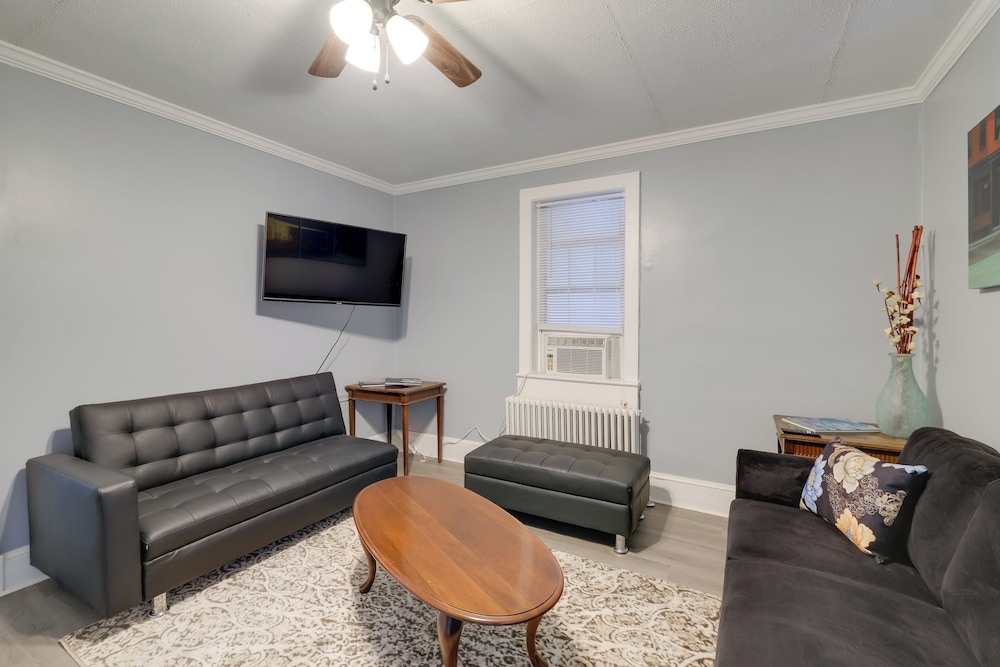 6 Mi to Historic Leesburg: Apt w/ On-site Dining