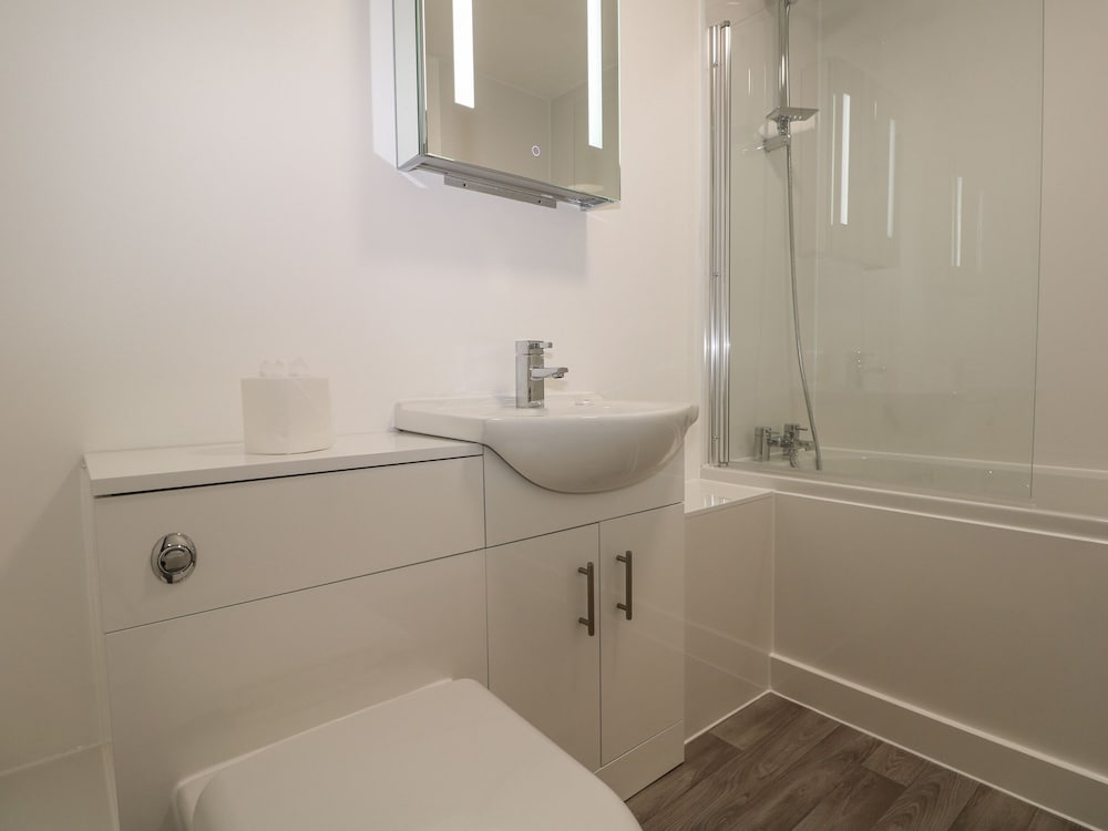 Flat 32 - Marine Court