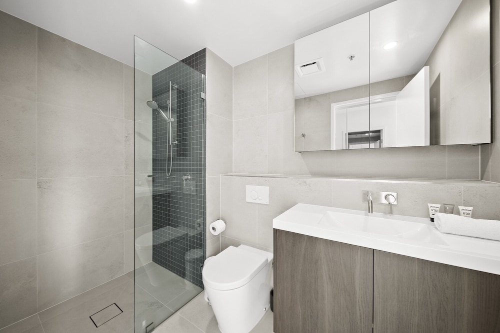 Refined 2-bed With Luxurious Building Amenities