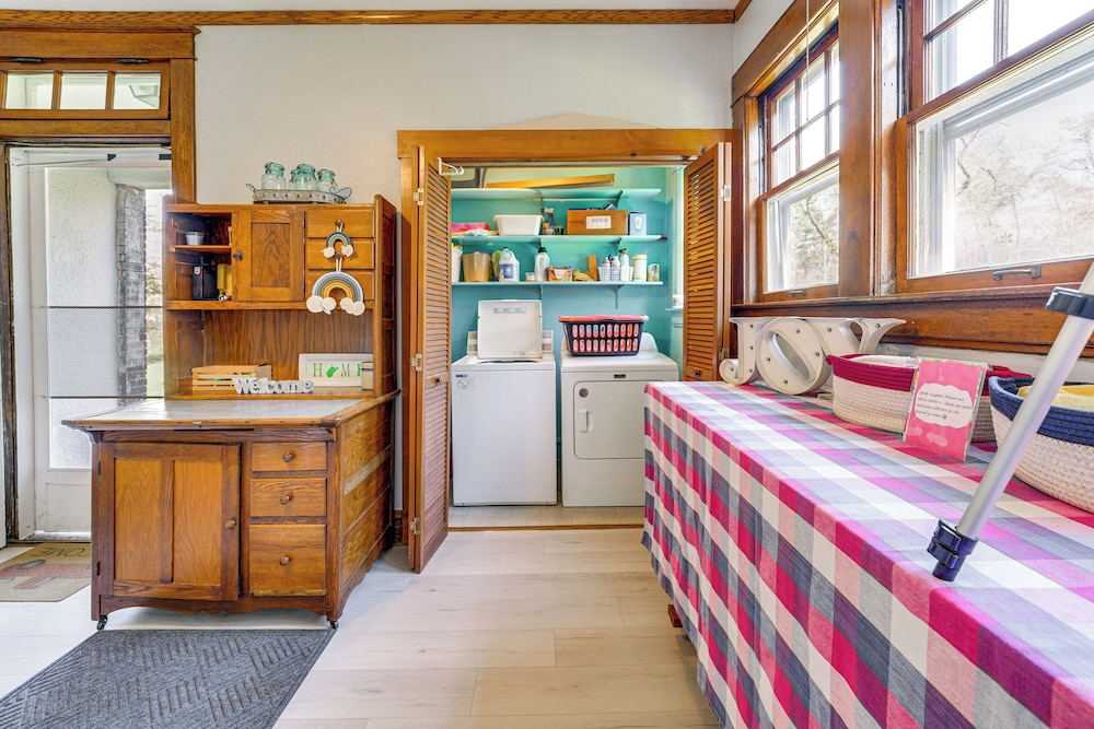 9 Mi to New River Gorge: Spacious Retreat w/ Porch