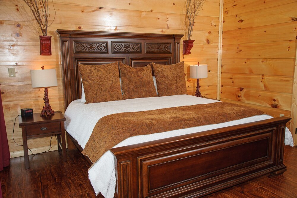 Greenbrier Estate 28 Bedroom Cabin by RedAwning