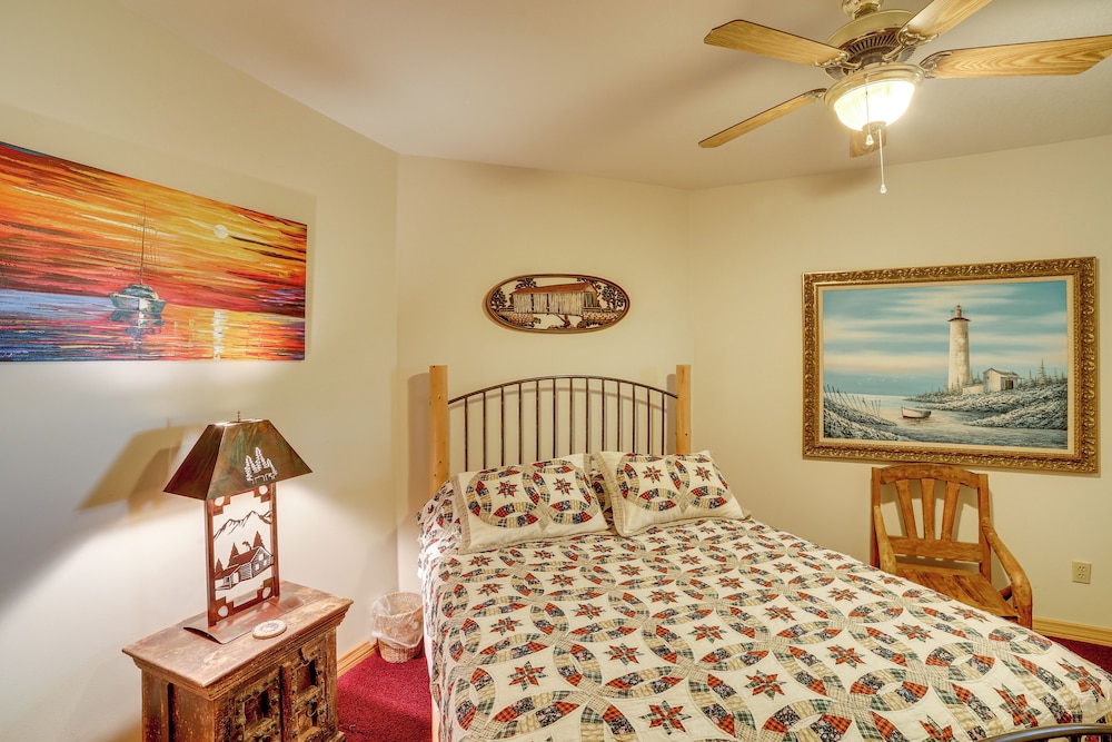Decks & Views: Spacious Cabin Near Table Rock Lake