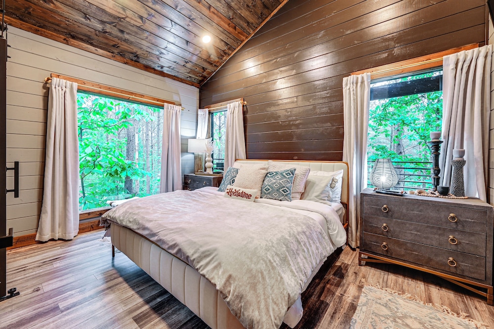 Luxe Broken Bow Vacation Rental: Hot Tub & Pets OK