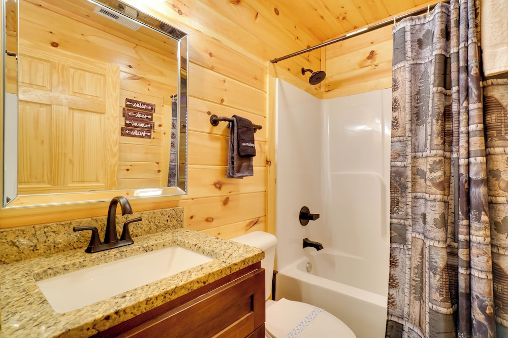 12 Mi to Gsmnp: Cabin w/ Game Room in Sevierville