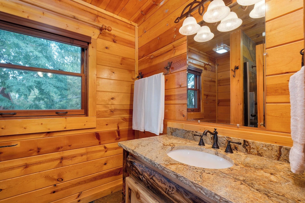 Big Bear Cove Hot Tub, Game Room, Fireplace + Smoky Mtn Views