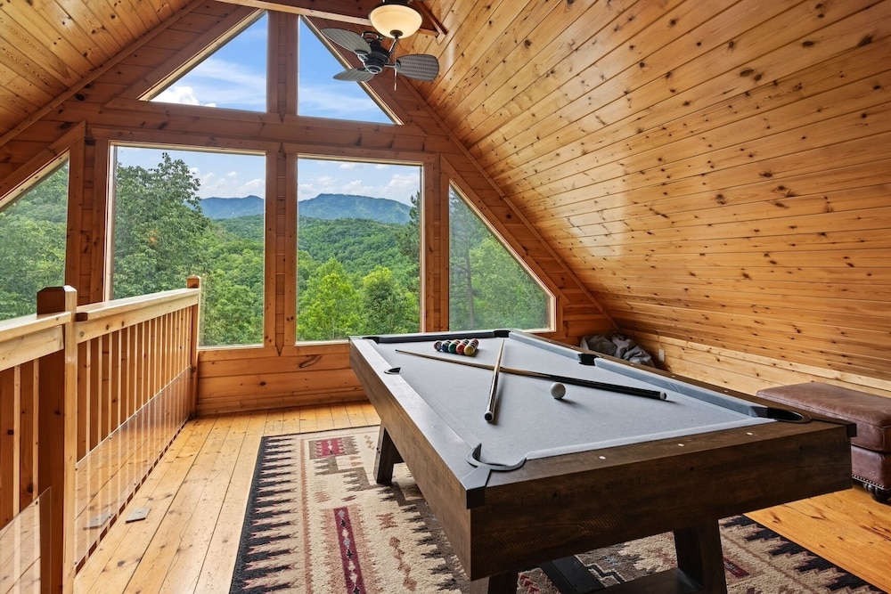 Triple Mountain View Stunning 4 BDR Cabin w/ Private Hot Tub, Game Room
