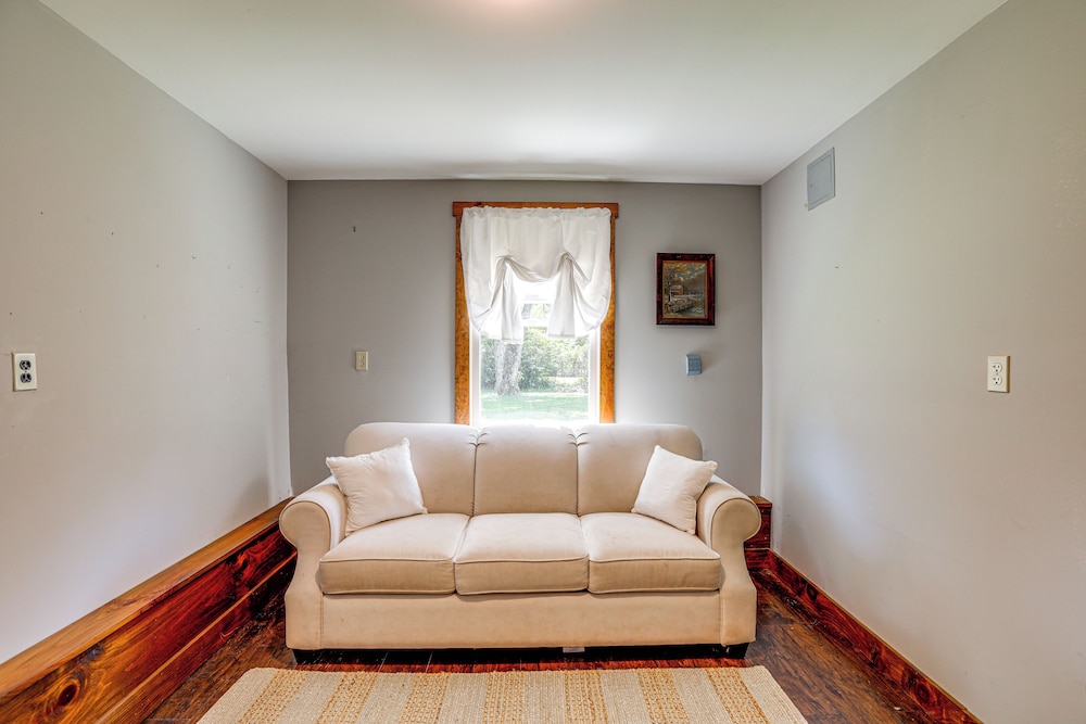 Walk to River: Couples Retreat in Kintnersville!