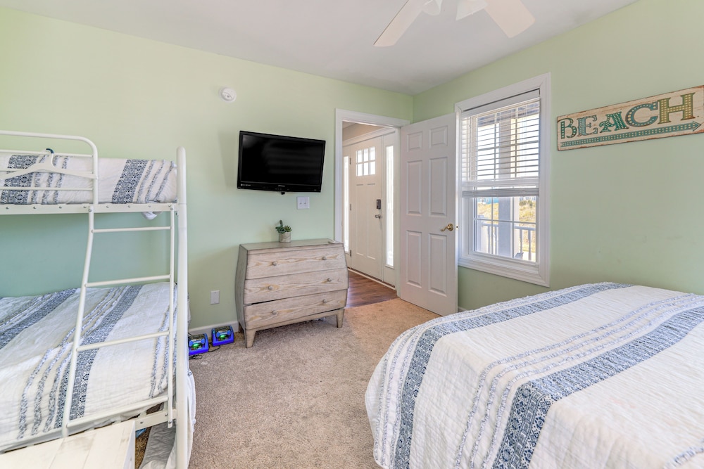 Hot Tub & Decks: North Topsail Beach Home