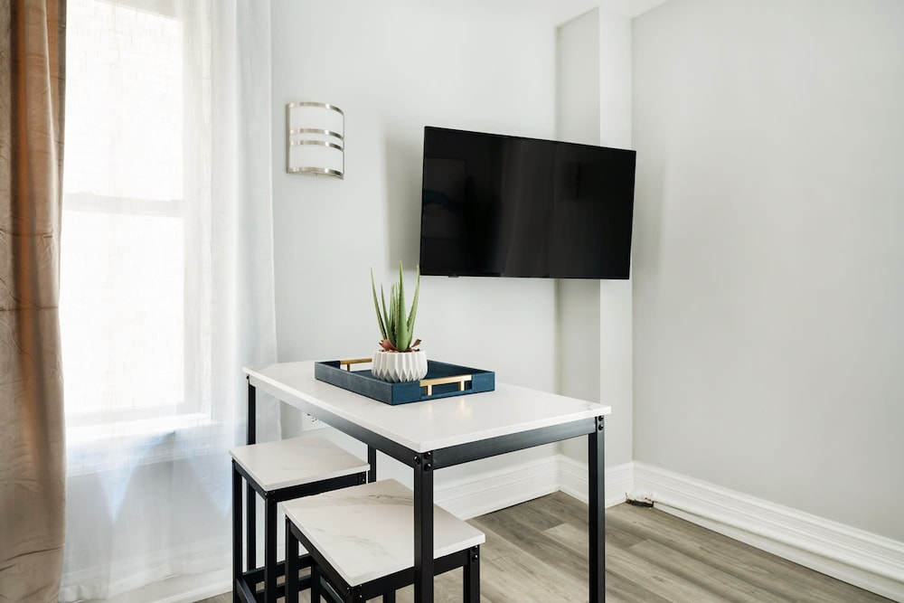 73-806 New 1BR 1bth UWS Doorman Gym