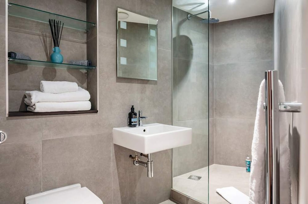The Urban Minimalist- Notting Hill 2 Bed