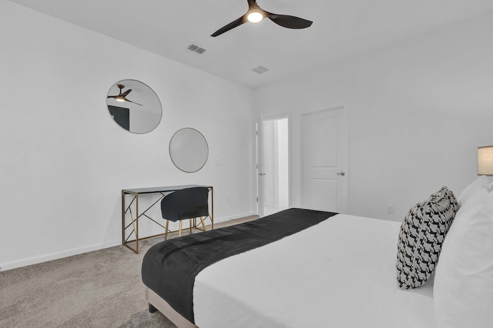 Upstay Epic 15br Mansion for Big Groups Near Parks