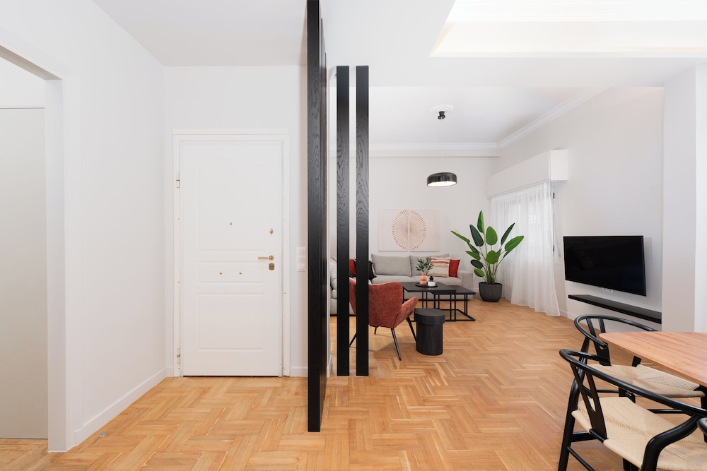 Spacious & Stylish Athens Apartment - Walk To Metro