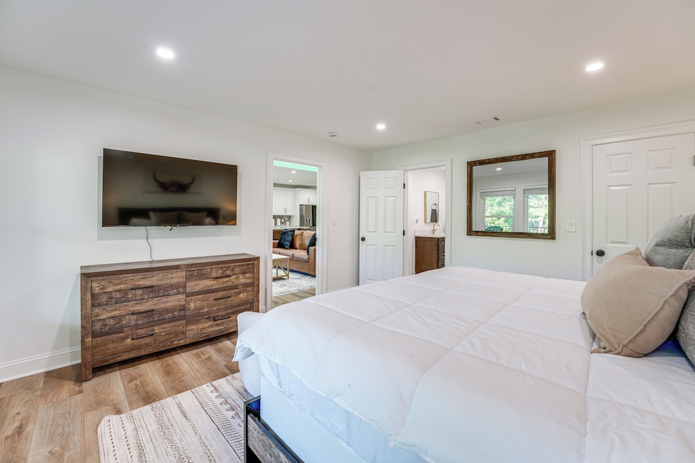 Hot Tub, Decks & 2 Kitchens: Mtn-view Jasper Gem!