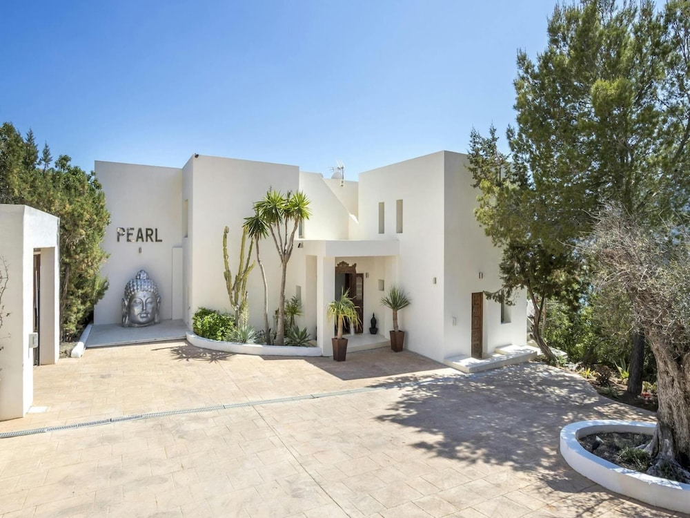 Beautiful Villa With Leisure Activities