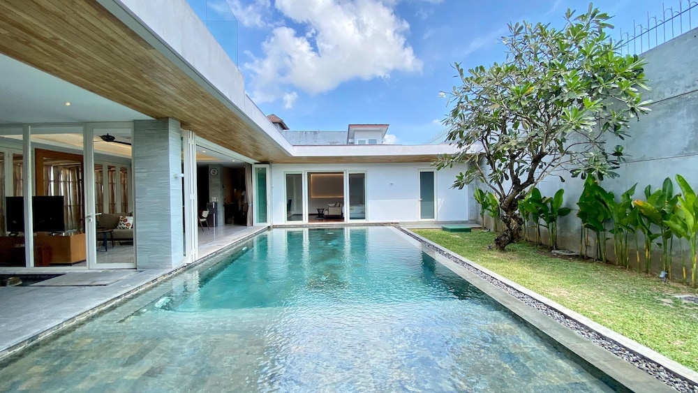 YY Villa Big Pool & Parking in Seminyak