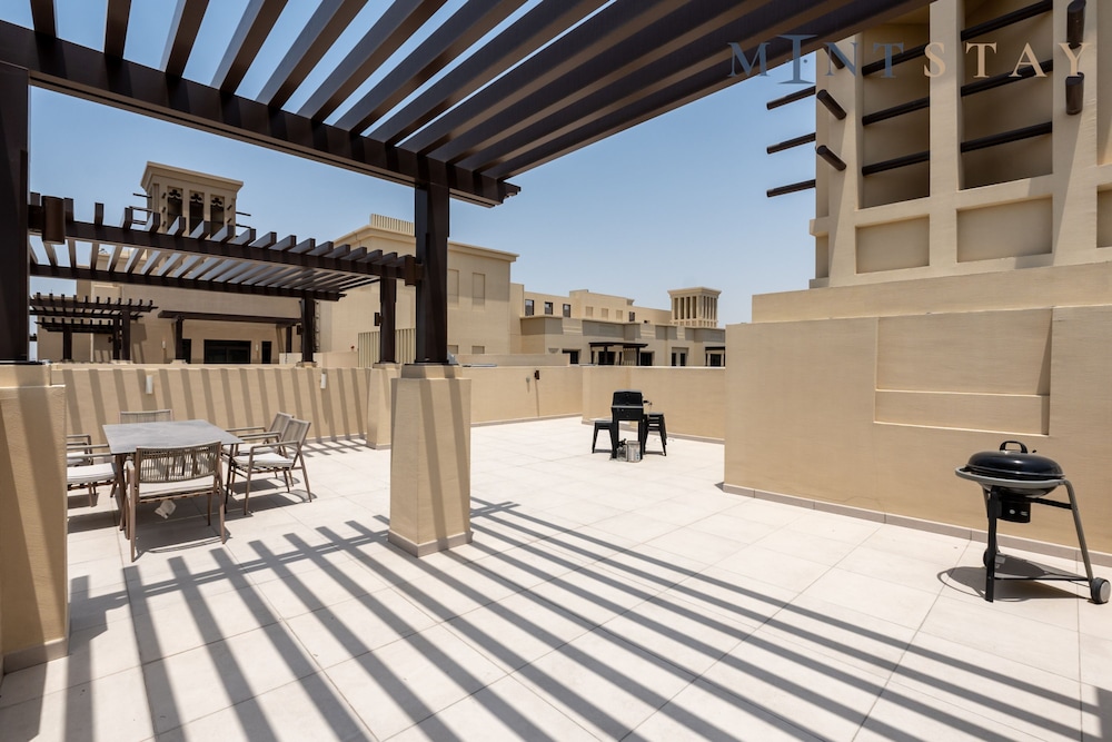 Modern 4BR w Full Burj Al Arab View Pvt Rooftop