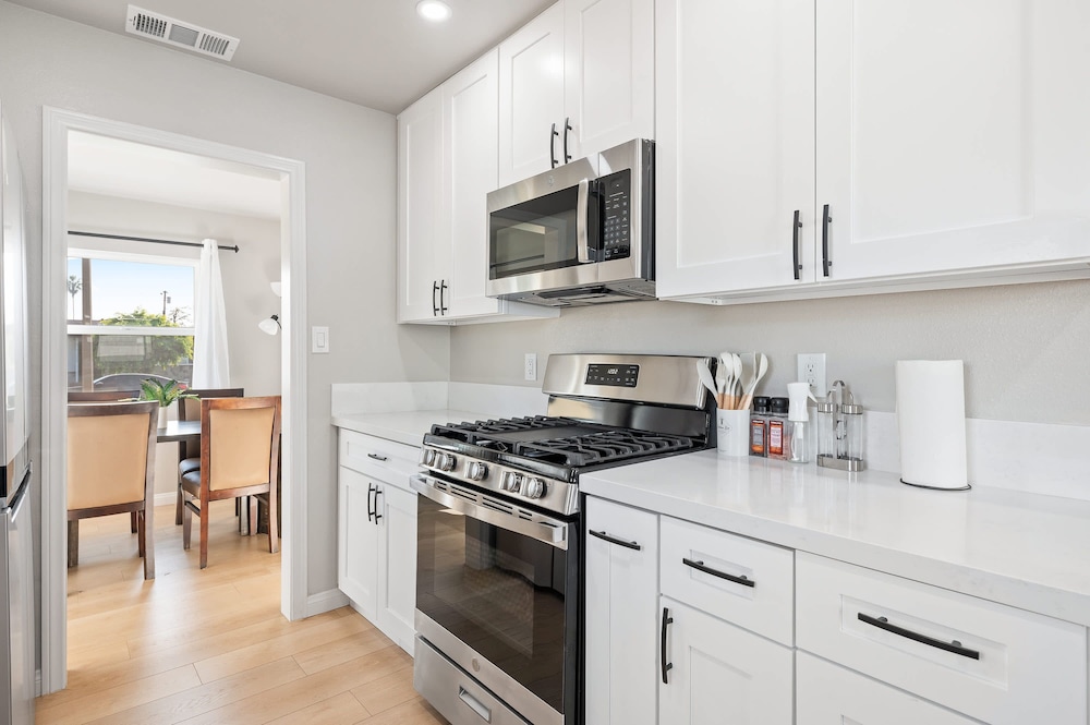 Luxury Modern Retreat w Spacious Yard Premium Comfort