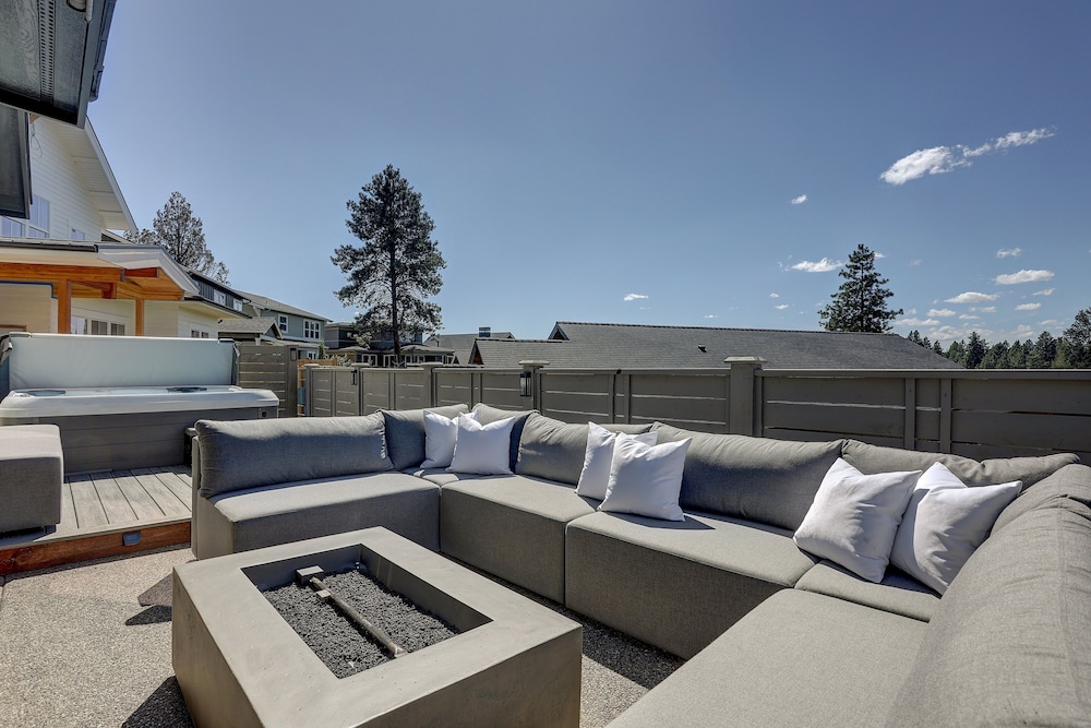 Ruby Peak *30 Day Minimum 4 Bedroom Home by RedAwning