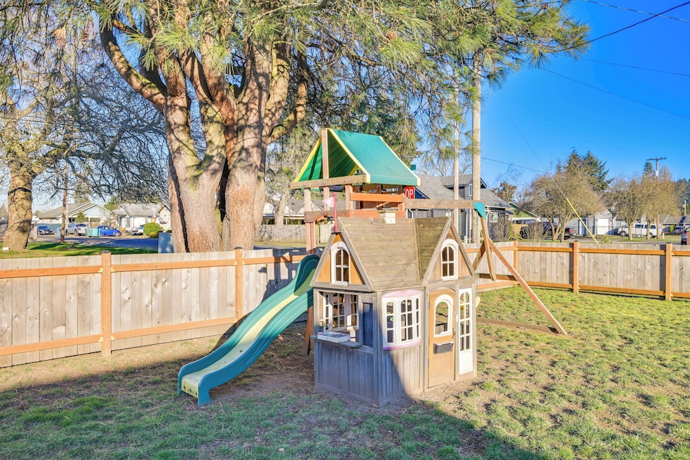 Family-friendly Cottage w/ Playground in Centralia