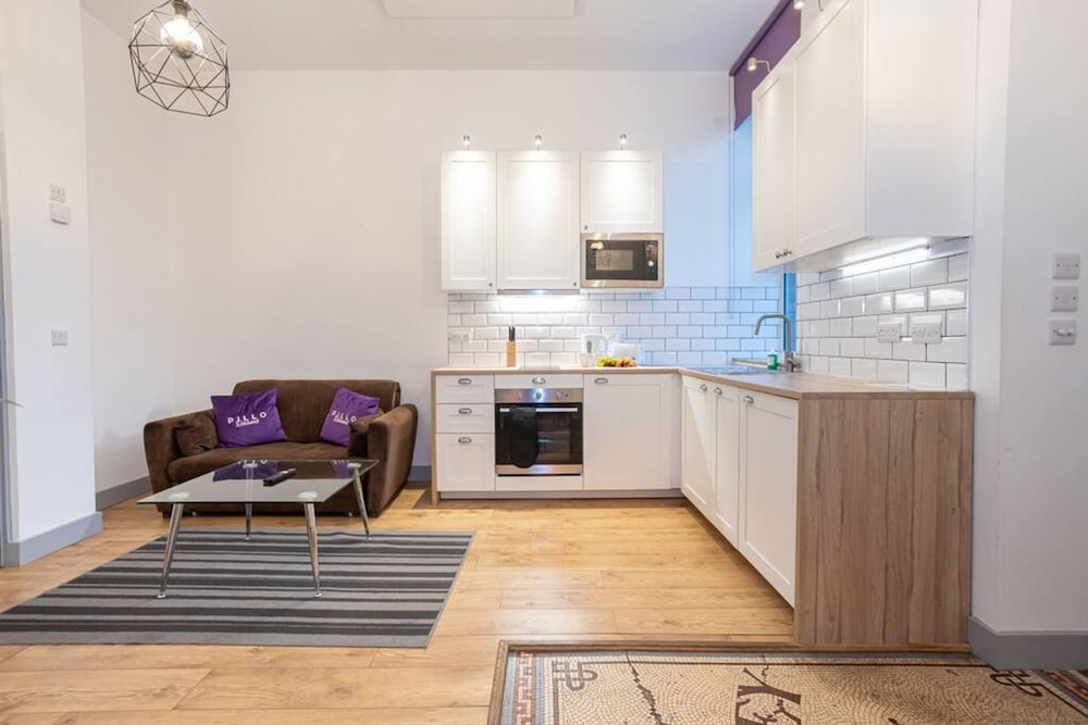 Unique 1 Bedroom Apartment by Pillo Rooms view 3