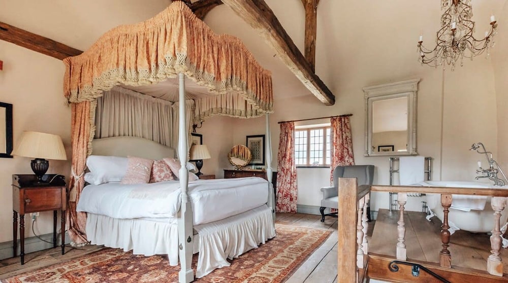 Lavish Tudor Estate Gardens - Sleeps 25 view 4