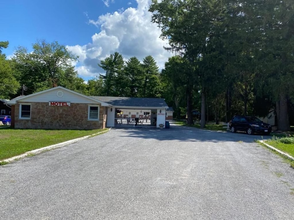 Three Islands Motel