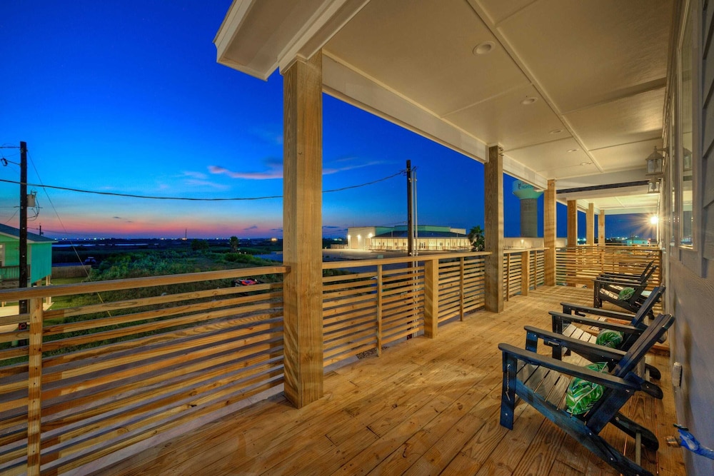 Deja Blue Coastal Retreat w/ Pool, Firepit, BBQ & Outdoor TV Lounge