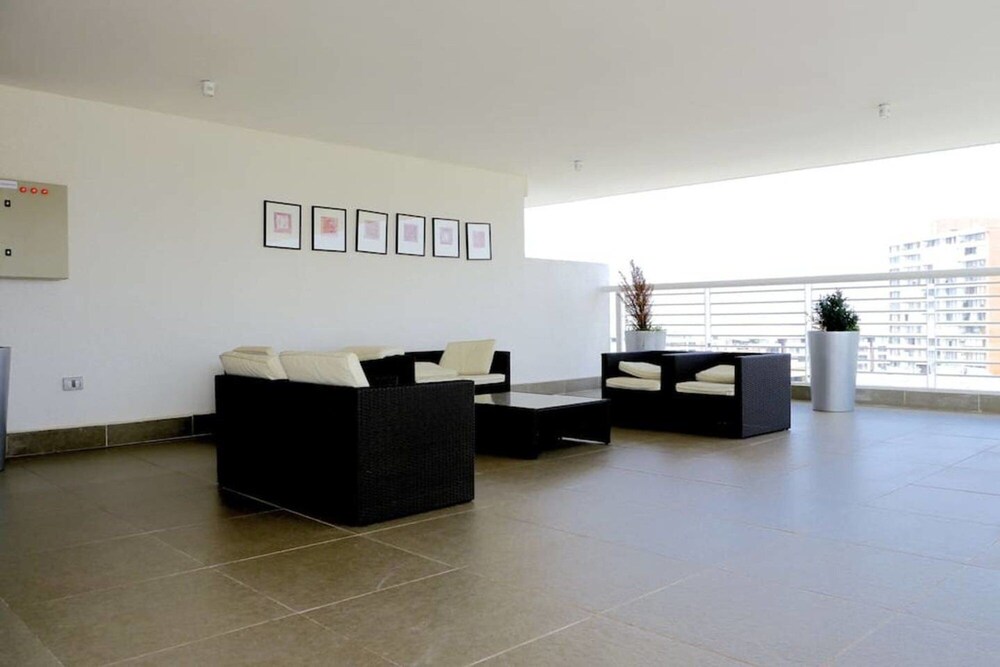 Stylish 1BR Apt w Top Location Metro Pool Gym