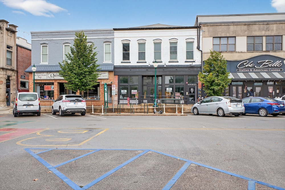 Stylish Downtown Unit With Historic Charm 2 Bedroom Apts