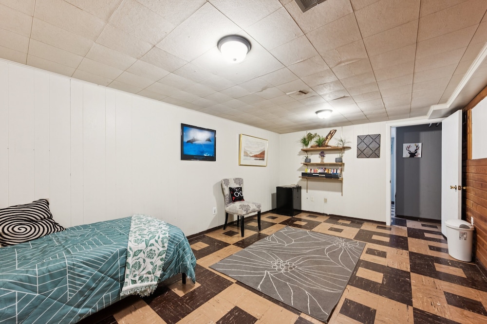 Charming Home Near Unc & Dt Greeley 5 Bedroom Home