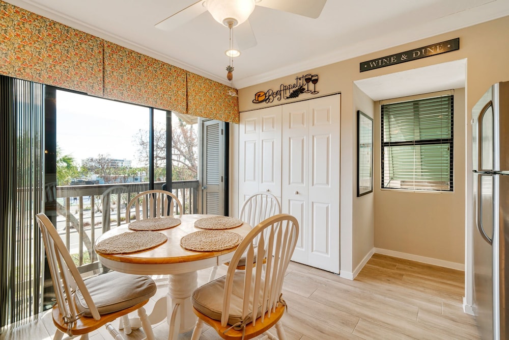 Upgraded Lake House Condo 1min To Siesta Key Beach