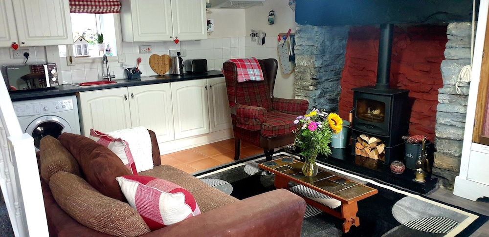 2 Bed House - Sleeps 3 - Pets - Garden - Parking view 4