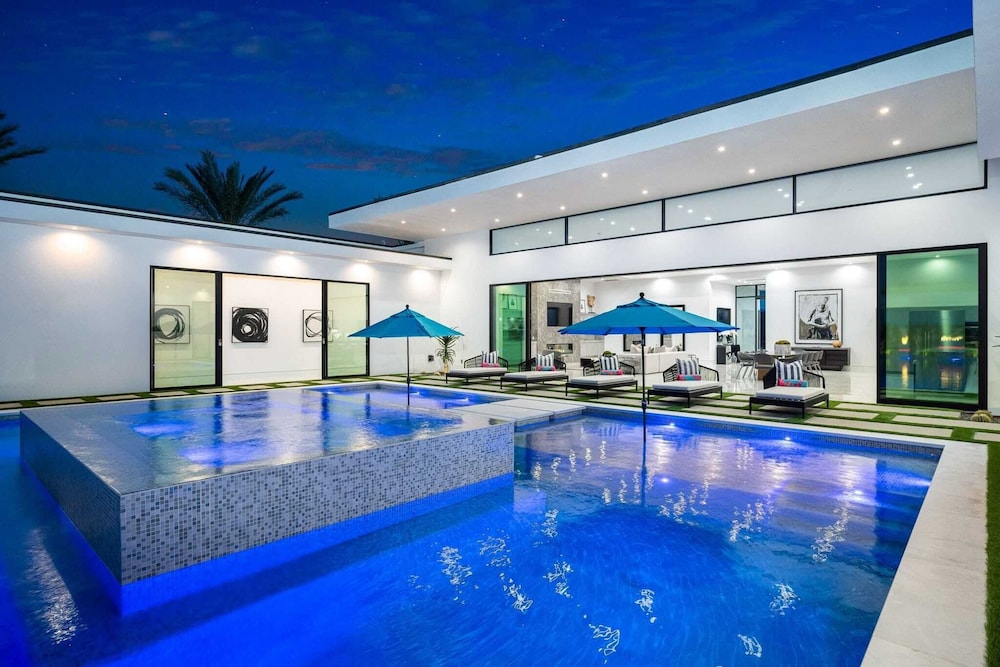 Sleeps 20 Spacious Retreat Pool & Hot Tub Retreat Bravo Villa #4 by Avantstay