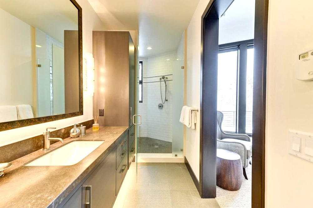 KBM Resorts Walk to Slopes, Sports Court, Private Home Theater, Sleeps 17, Outdoor Hot Tub Pco-184m
