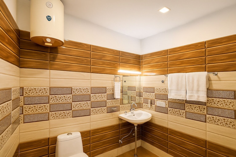 Hotel Shiva Lake - Near Mussoorie Lake