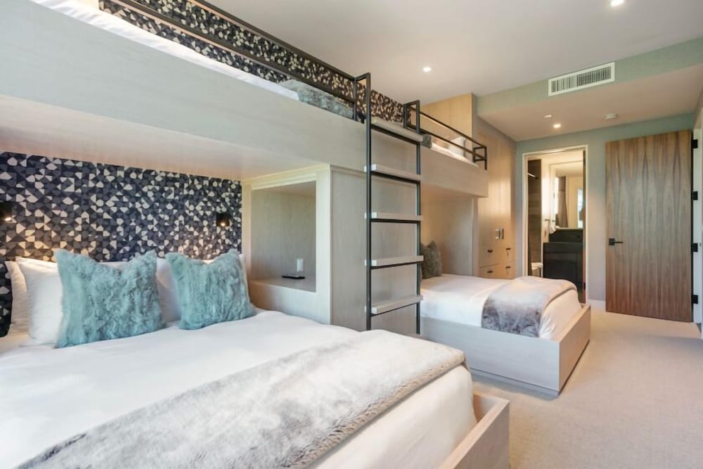 203 - Three Bedroom Deluxe One Empire Pass 3 Condo