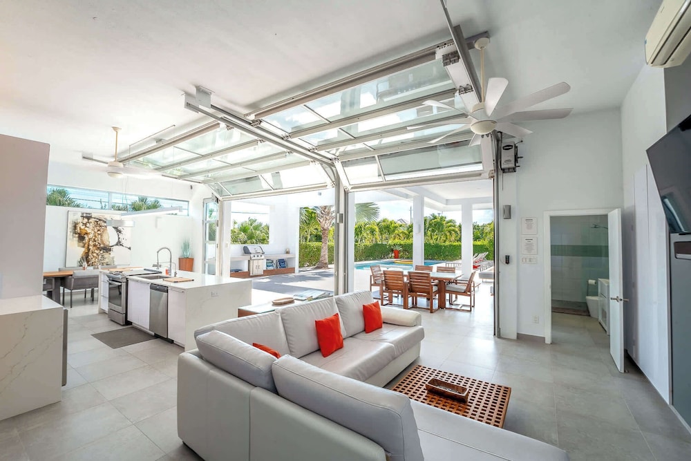 Vacation Villa, Oceanview and Hotel Amenities v1