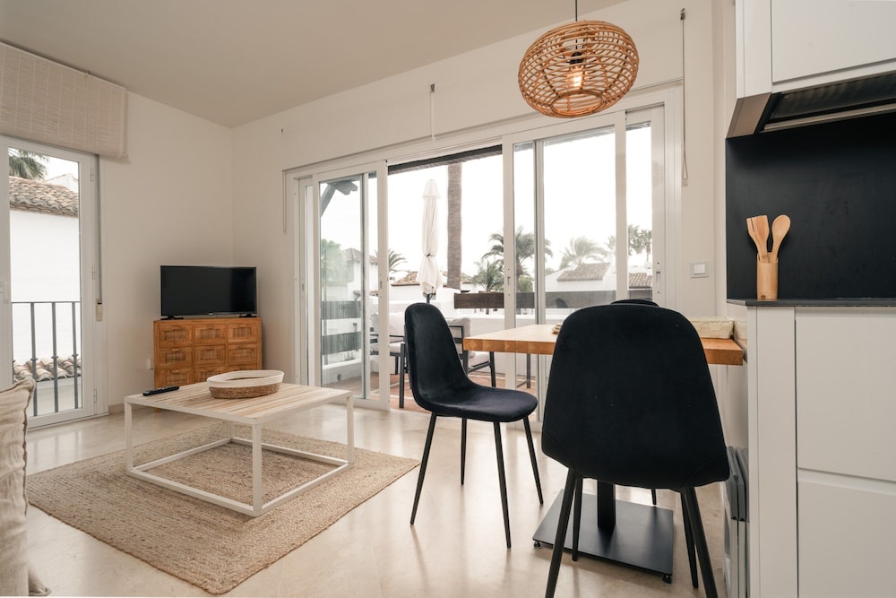 Cozy Garden Apartment by Sea