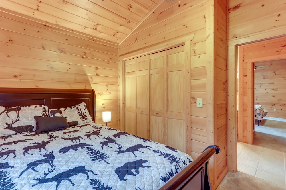 Blue Ridge Cabin w/ Hot Tub, 5 Mi to Downtown!