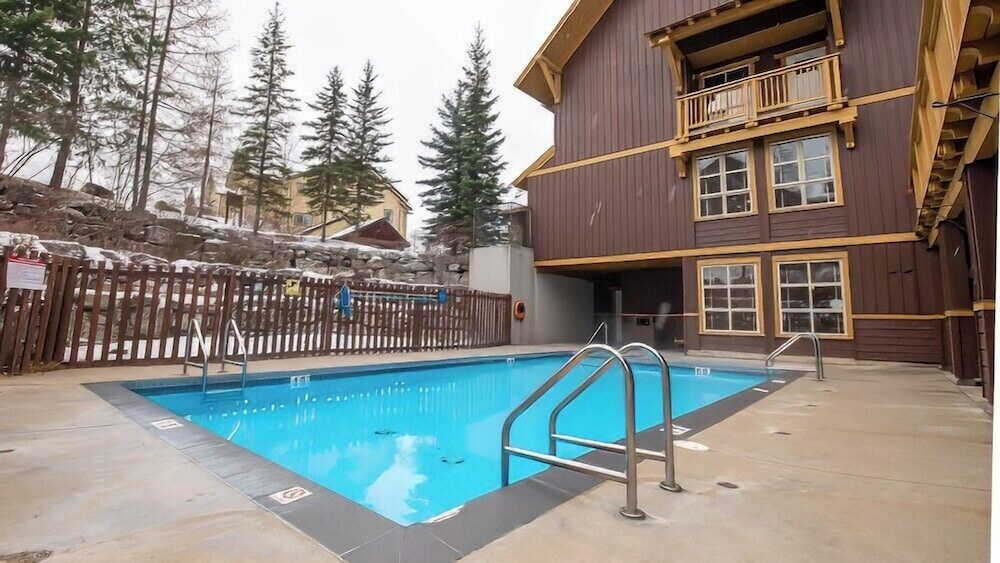 Riverside Way by Fernie Lodging Company