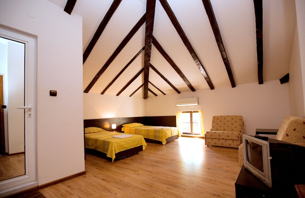 Photo 8