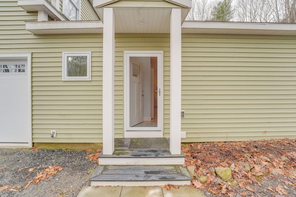 Near Portland trails: Walkable Apartment w/ Deck