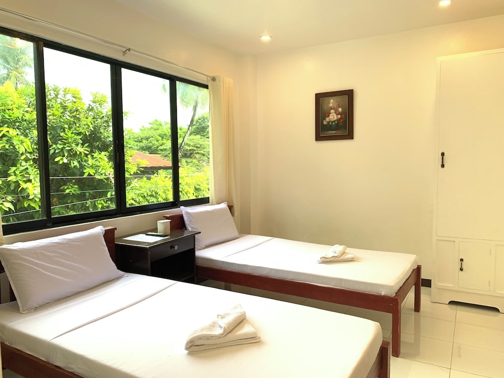 Luna Oslob Travellers Inn