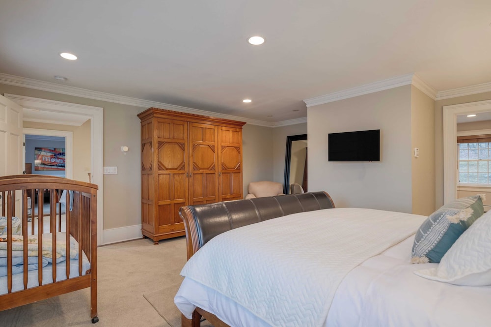 Secluded Berkshires Estate + Private Pond/pool,theater, Gym Sunny Pond