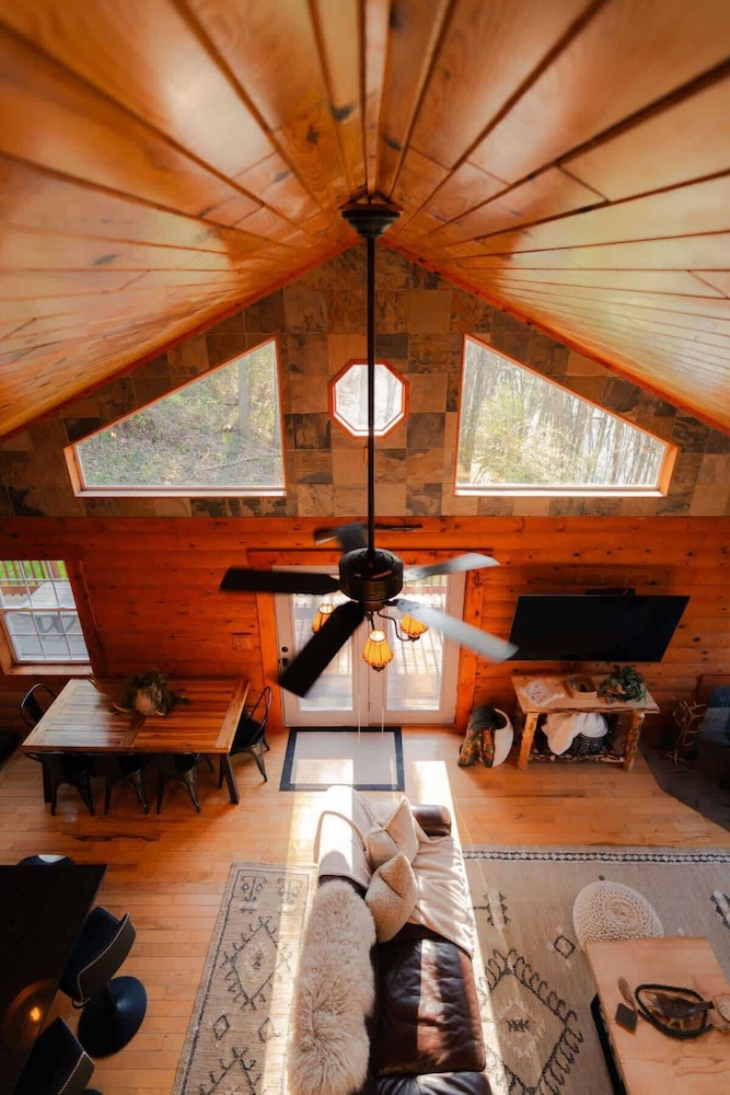 Cozy Cabin With Hot Tub - Near all in Hocking Hills