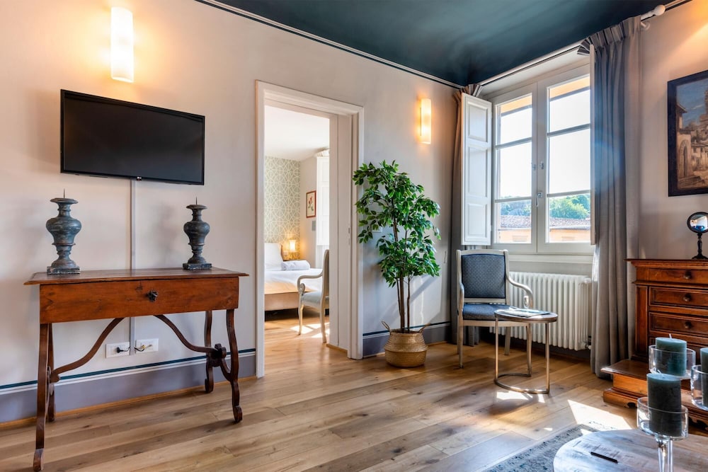 Impressive 4 Bedroom Apartment in Front of Pitti Palace Piazza Pitti I