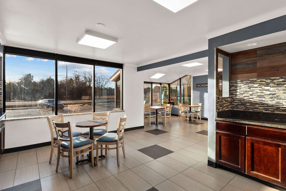 Lumberton Vacations - Rodeway Inn - Property Image 1
